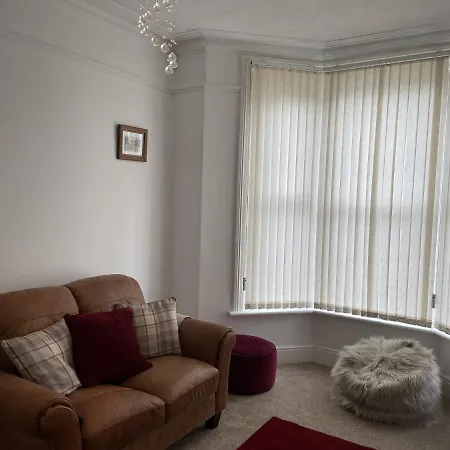 בית נופש 4 Bedroom House In Town Centre