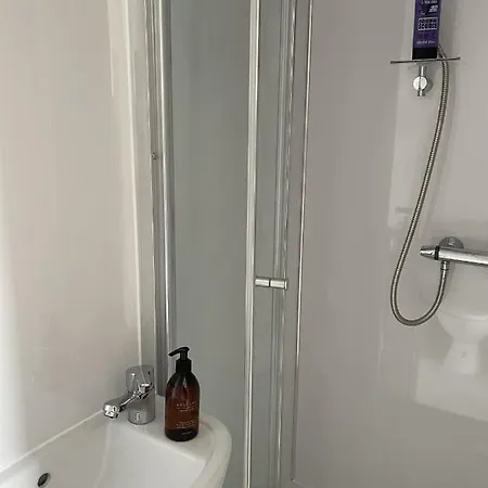 4 Bedroom House In Town Centre בית נופש