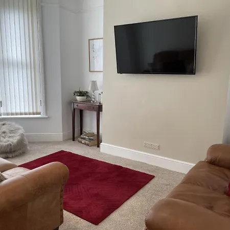 4 Bedroom House In Town Centre בית נופש *