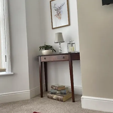 4 Bedroom House In Town Centre בית נופש