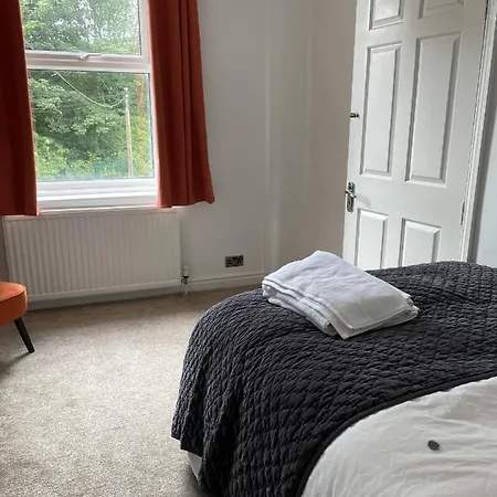 4 Bedroom House In Town Centre בית נופש *