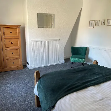 4 Bedroom House In Town Centre Ferienhaus