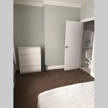 4 Bedroom House In Town Centre Дом отдыха